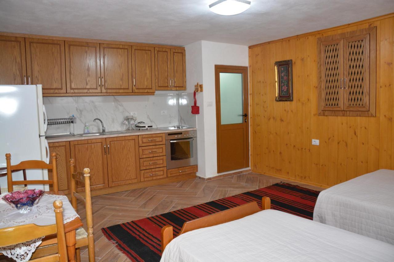 Guest House Memushi จีโรคาสเตอร์ ภายนอก รูปภาพ