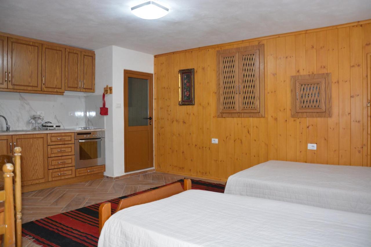 Guest House Memushi จีโรคาสเตอร์ ภายนอก รูปภาพ